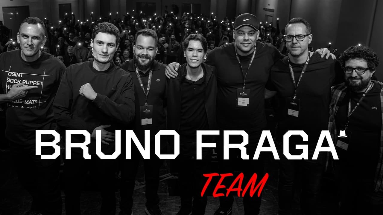 Equipe Bruno Fraga reunida presencialmente no primeiro aulão no Brasil com equipamentos de hacking na mesa