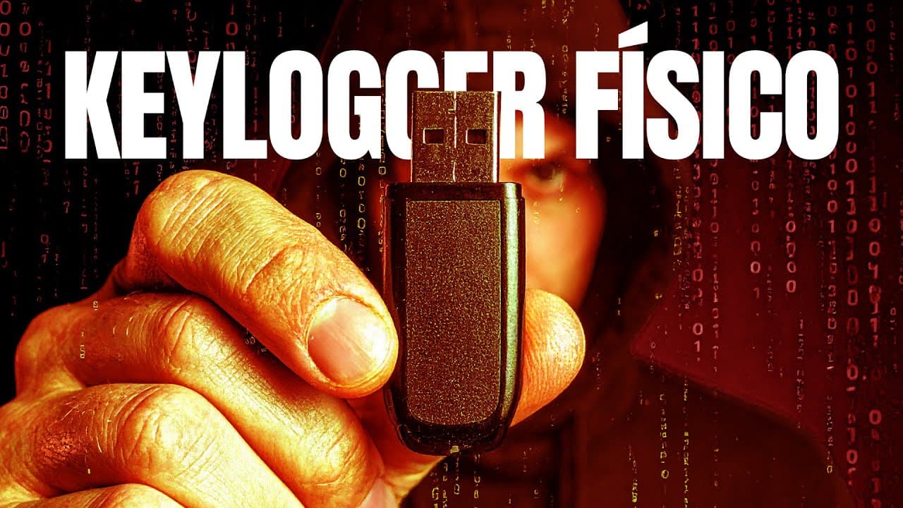 Mãos segurando um pequeno adaptador USB plugado entre o cabo do teclado e a traseira de um computador, com um painel de teclas capturadas na tela ao fundo