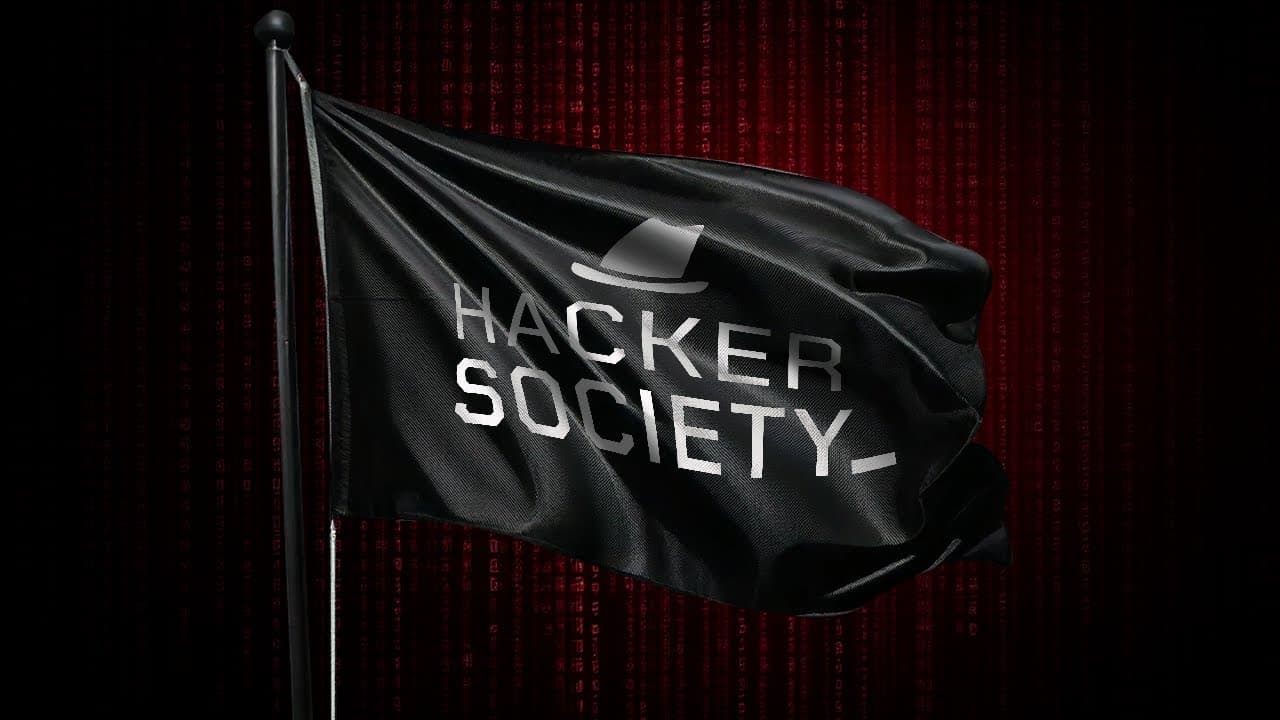 Bruno Fraga segurando uma bandeira com o símbolo hacker ao encerrar a última live, com o chat ao vivo ao fundo