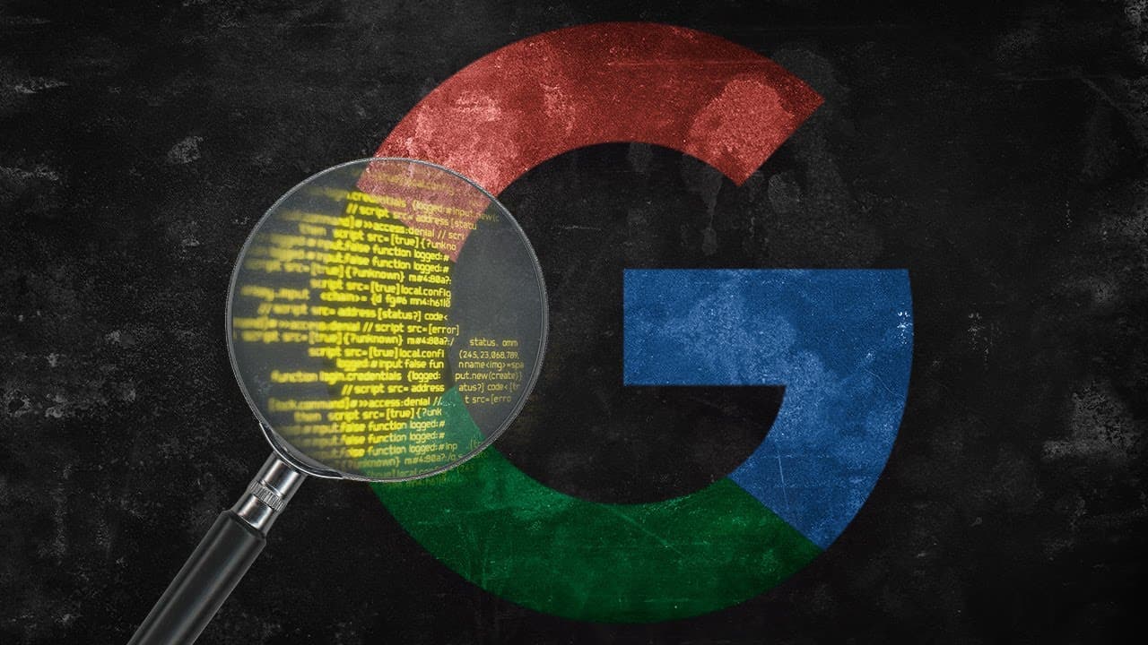 Bruno Fraga em frente ao computador mostrando comandos de Google dorks na tela com interface de busca avançada