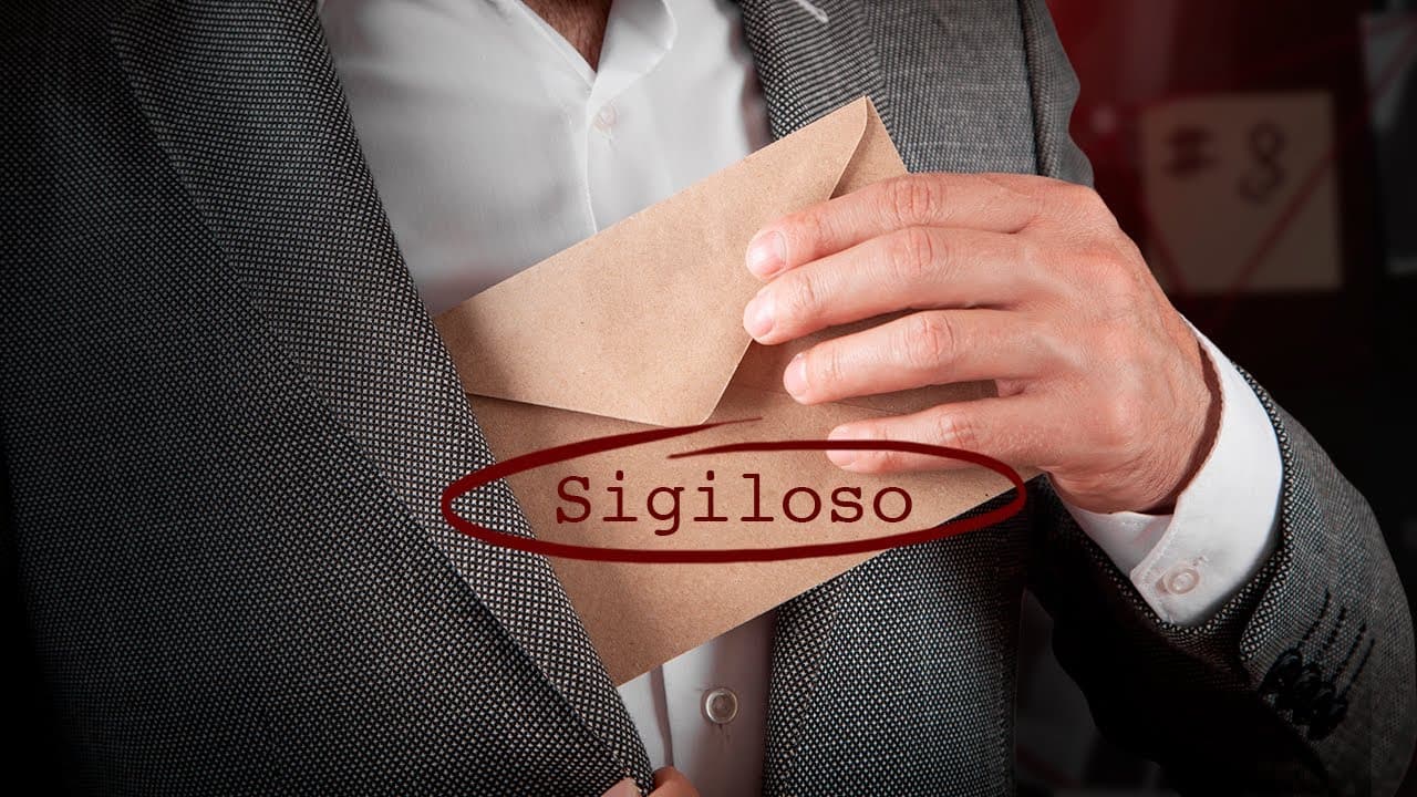 Bruno Fraga em estúdio com dois monitores exibindo slide do Aulão Semanal 046 sobre inteligência de mercado, com destaque para o termo vantagem desleal